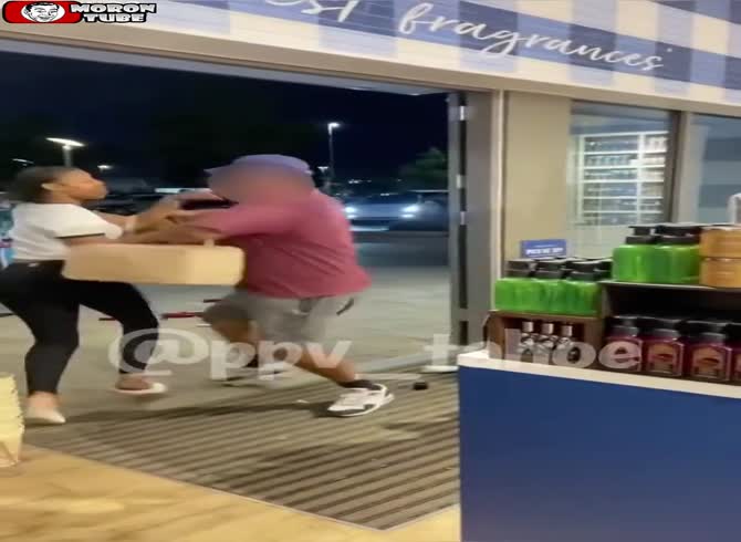 Video :At a petrol station, he attempts to apprehend a gang of robbers